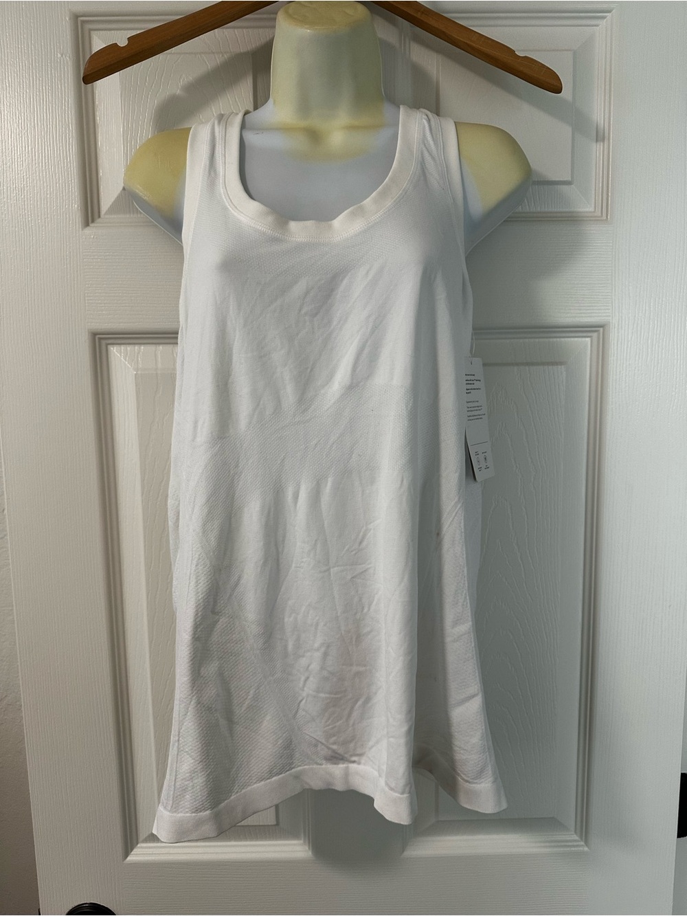 Athleta White fitted Scoop Neck Tank size XL
